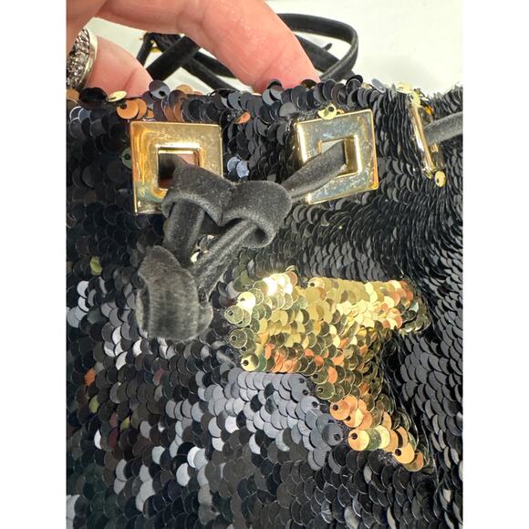 Retro style Sequin bucket bag in black and gold with pull closing inside lined - Picture 12 of 16